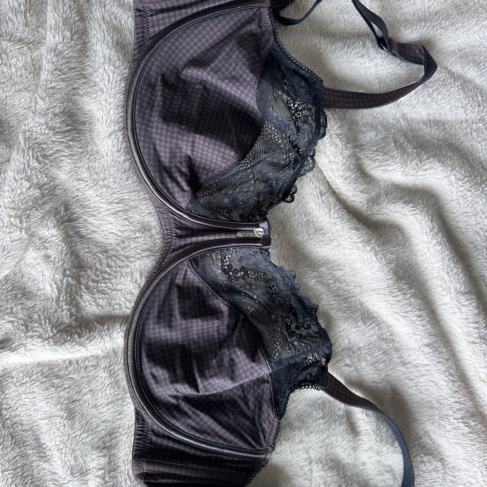 Elegant Lace Trimmed Bra in Black